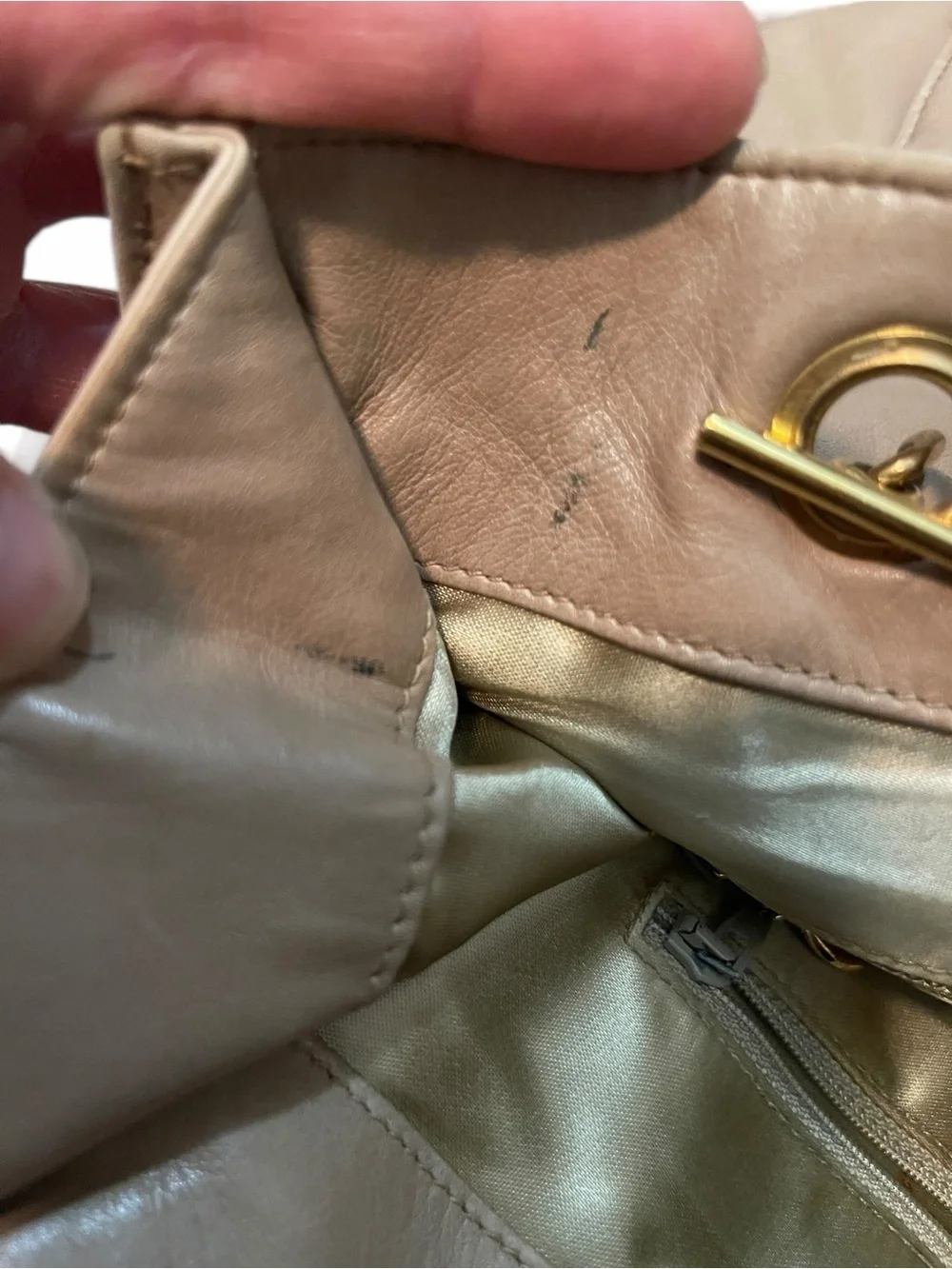 CHANEL Beige Leather Shoulder Bag with Interlocking CC